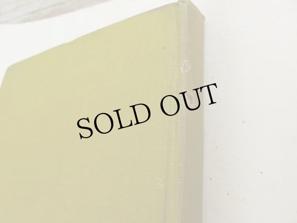 背の部分に穴があります