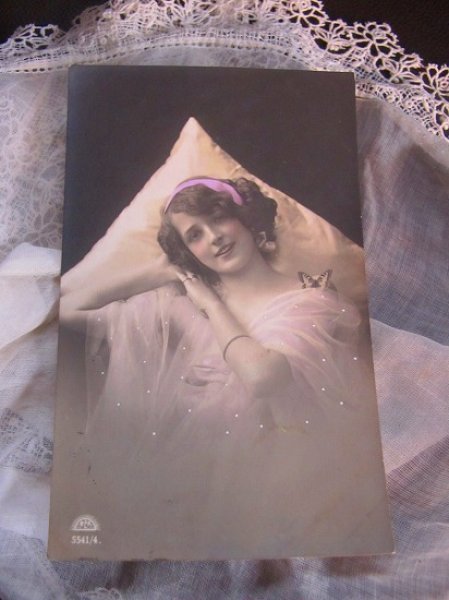 画像2: Postcard 　蝶々と女性　イギリス1913年 (2)