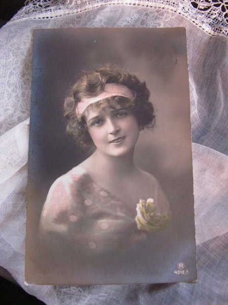 画像2: Postcard  薔薇のお花と女性 イギリス1913年 (2)