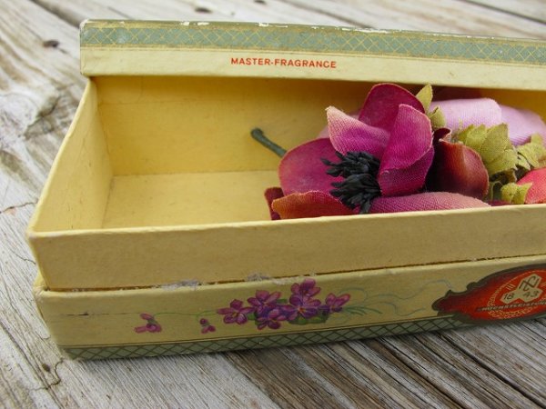 画像2: Vintage Box  アンティーク　スミレの紙箱とコサージュ　 (2)