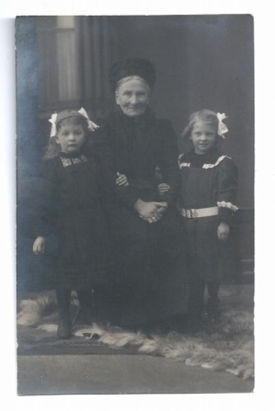 画像1: Postcard　肖像写真　女の子とおばあさま (1)