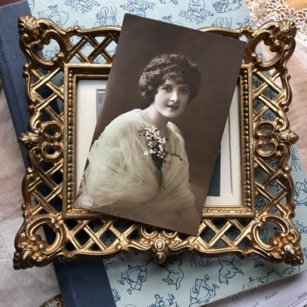 画像2: Postcard　スズランのお花と女性　 (2)