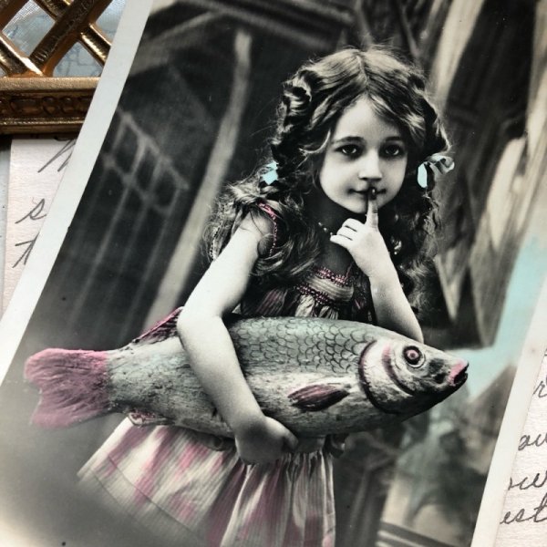 画像3: Postcard 魚を持つ女の子 Joyeux Avril 4月の魚 ポワソンダブリル (3)