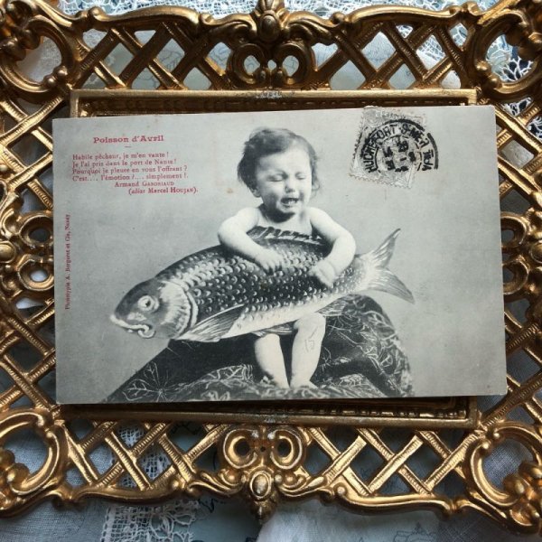 画像2: Postcard 4月魚と泣いている赤ちゃん フランス (2)