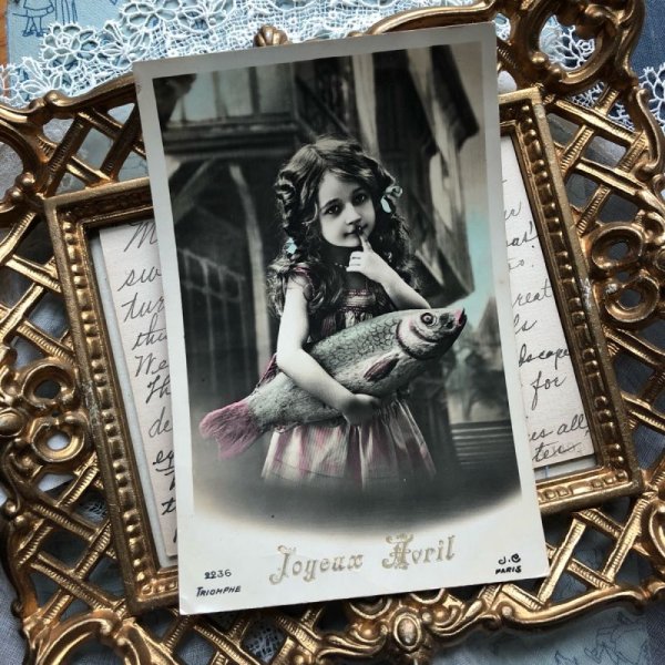 画像2: Postcard 魚を持つ女の子 Joyeux Avril 4月の魚 ポワソンダブリル (2)