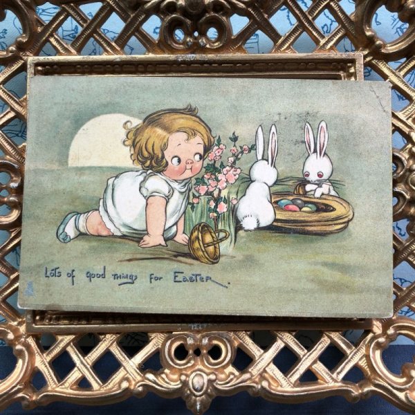 画像2: Postcard 　イースター　卵のお世話をするウサギさんを覗きこむ女の子 (2)