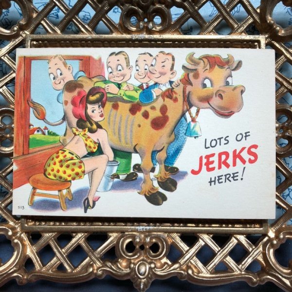 画像2: Postcard 　牛の乳しぼりをする女性を眺める男たち (2)