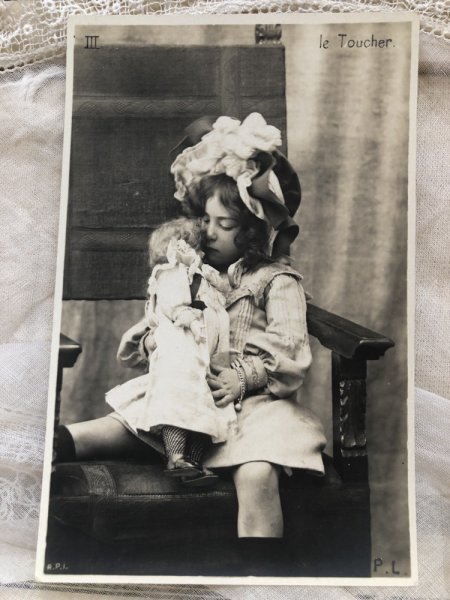 画像2: Postcard   お人形さんとボンネット帽子の女の子　未使用 (2)