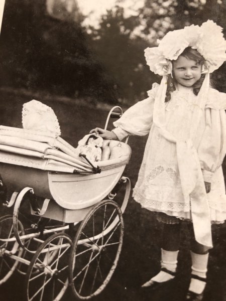 画像1: Postcard   乳母車のお人形さんとボンネット帽子の女の子 　 イギリス1907年 (1)