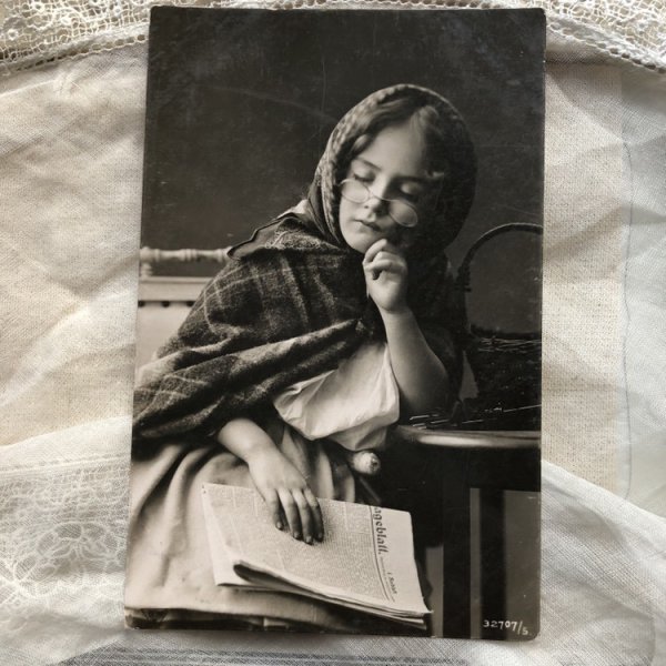 画像2: Postcard うたた寝をする女の子 おばあさん風 未使用 (2)