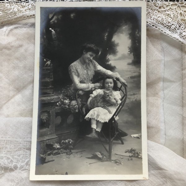 画像2: Postcard 猫を抱く女の子 未使用 (2)