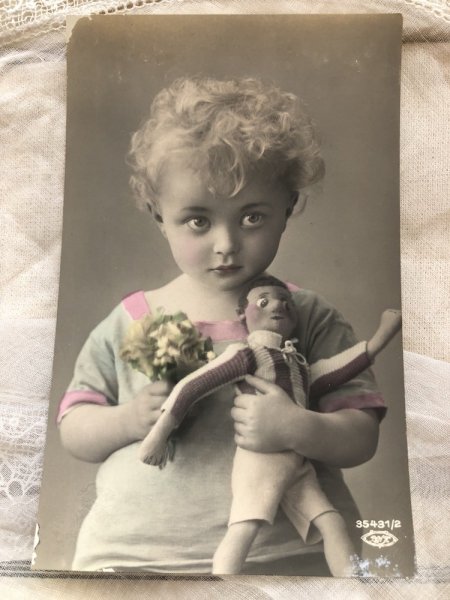 画像2: Postcard   　大きな瞳の女の子とお人形 (2)