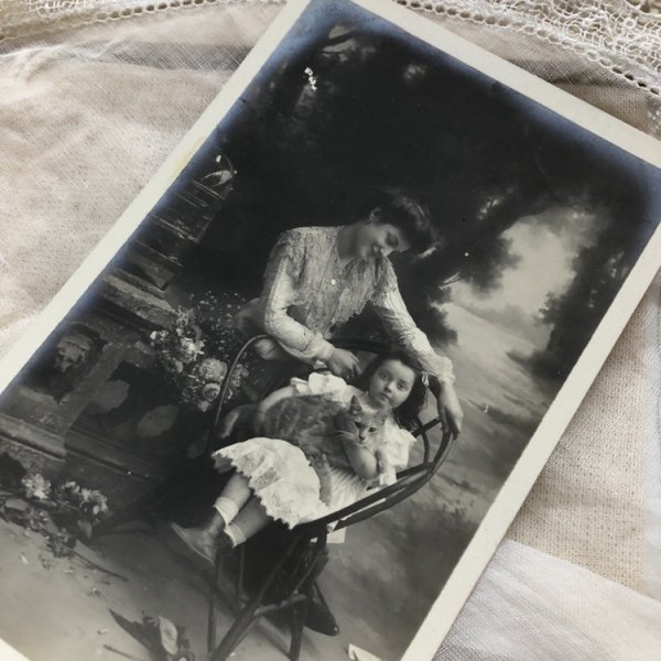 画像3: Postcard 猫を抱く女の子 未使用 (3)