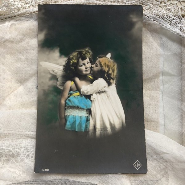 画像2: Postcard 天使にキスをする女の子 1912年 (2)