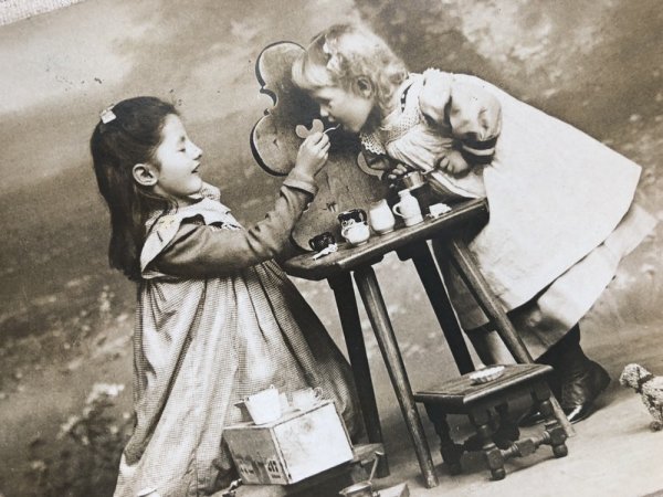 画像1: Postcard   お人形さんと女の子　おままごと遊び (1)