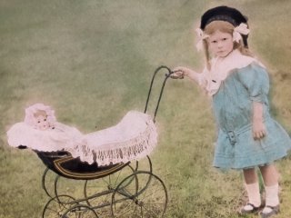 *アンティークポストカード　お人形とテディベアと仲良しな少女* こみねゆら ポストカード（着せ替え人形）