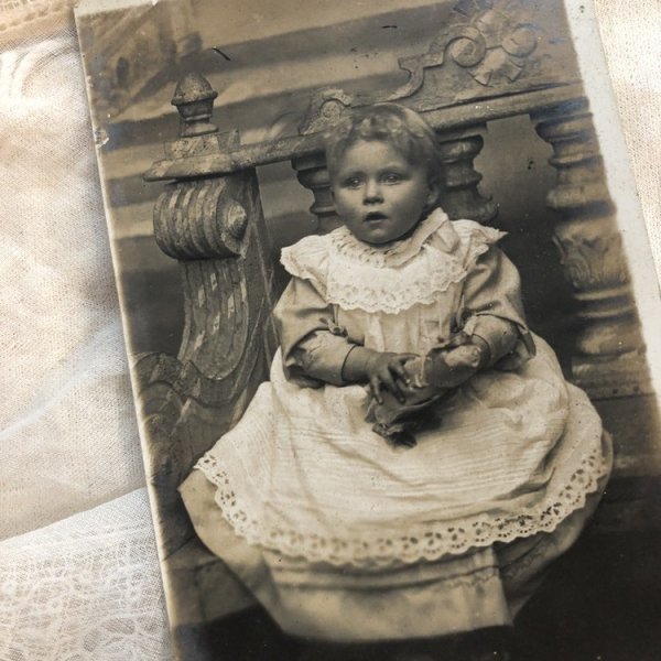 画像1: Postcard　肖像写真　お人形と小さな女の子　イギリス (1)
