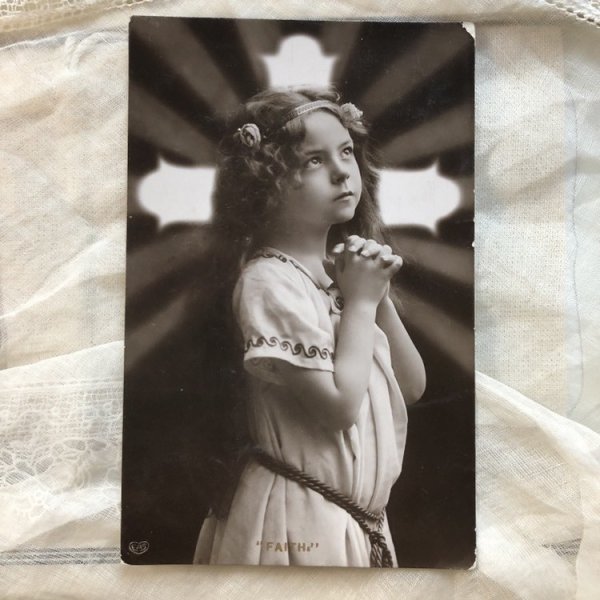 画像2: Postcard　祈る髪の長い女の子　十字架 (2)