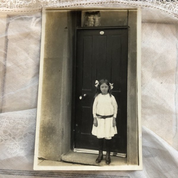 画像2: ▼SALE 500▼ Postcard 肖像写真 女の子 (2)