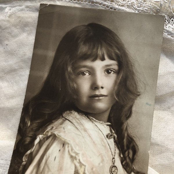 画像1: Postcard　髪の長い女の子　1913年 (1)