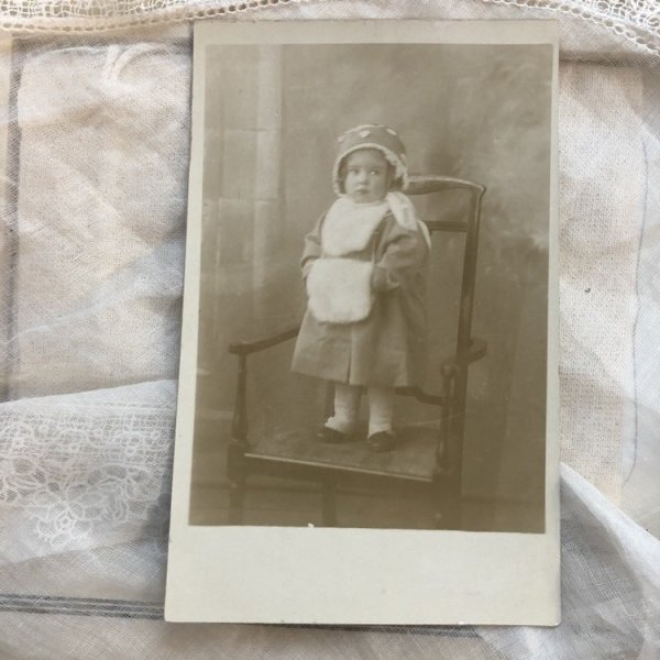 画像2: Postcard 肖像写真 マフと小さな女の子 イギリス (2)