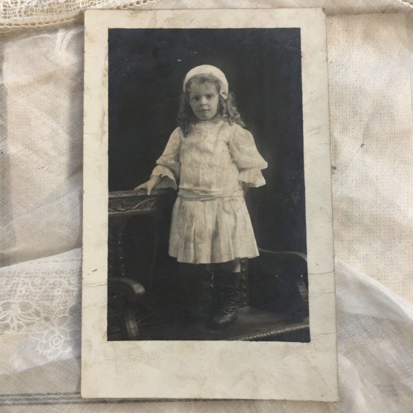 画像2: ▼SALE 500▼ Postcard 肖像写真 小さな女の子 イギリス (2)