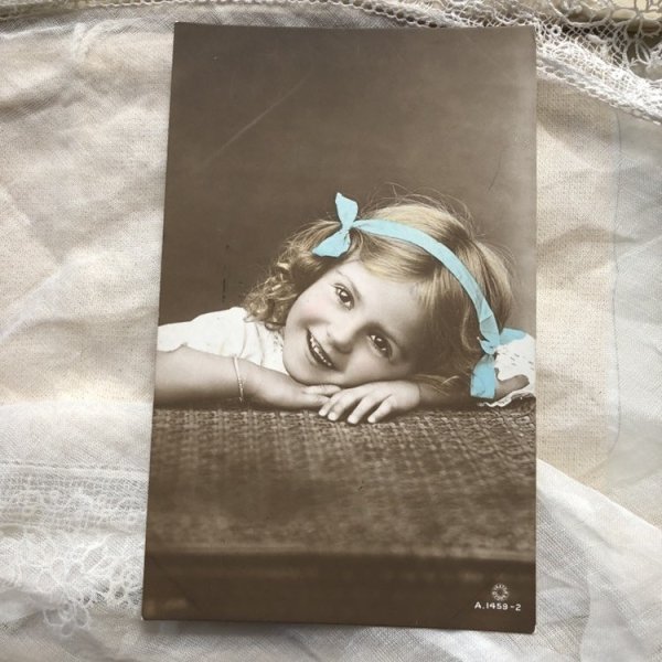 画像2: Postcard 水色リボンの女の子 イギリス1915年 (2)