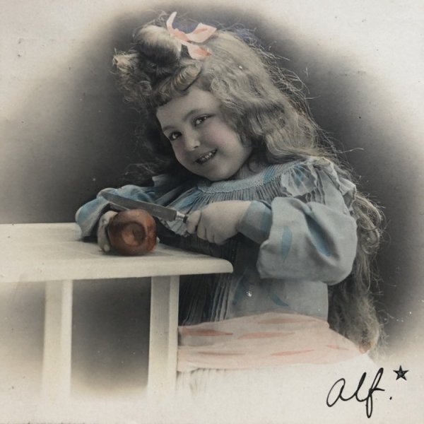 画像1: Postcard　りんご？を切る女の子　イギリス1904年 (1)