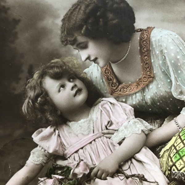 画像1: Postcard　女性と小さな女の子　母娘　イギリス1912年 (1)