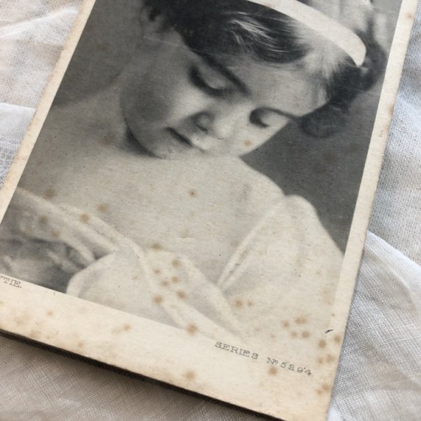 シミが多数あり