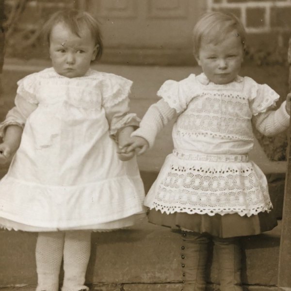 画像1: Postcard　肖像写真　2人の小さな女の子　イギリス (1)