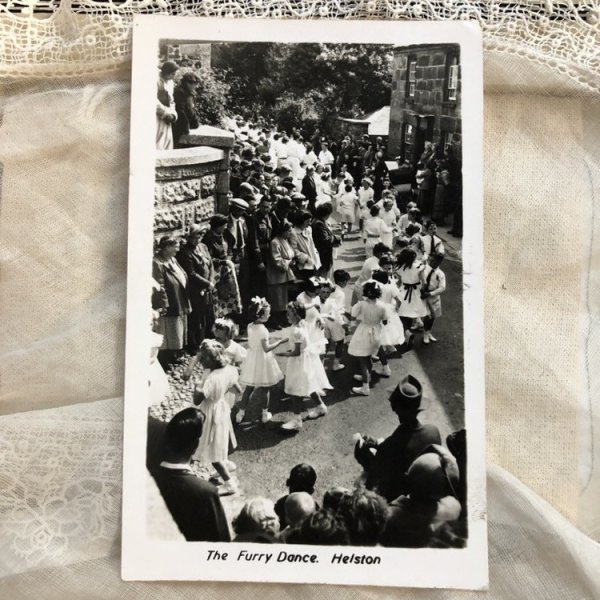 画像3: Postcard The Furry Dance  Helston Cornwall  イギリス (3)
