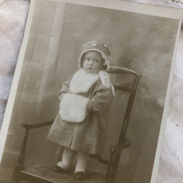 画像1: Postcard　肖像写真　マフと小さな女の子　イギリス (1)