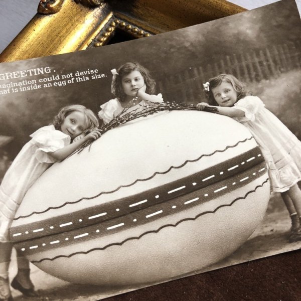 画像1: Postcard　イースター 　大きな卵と3人の女の子　イギリス1911年 (1)