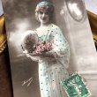 画像1: Postcard　イースター 　飾り卵を抱く女性　写真　フランス (1)