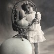 画像1: Postcard　イースター 　大きな卵と女の子　写真 (1)