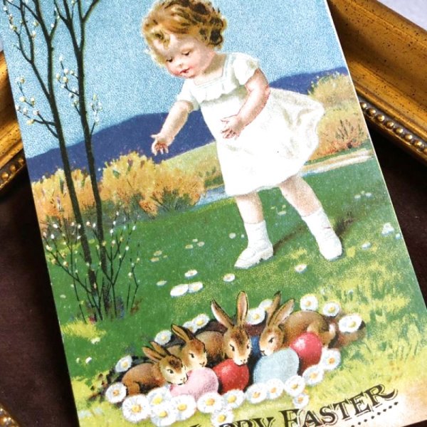 画像1: Postcard 　イースター　卵を抱くウサギさんを見つけた女の子　未使用 (1)