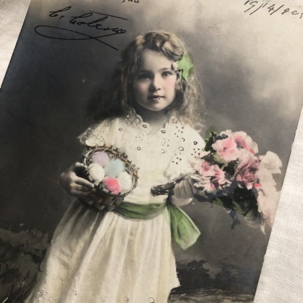 画像2: Postcard  イースター 卵とお花を持つ白いドレスの女の子 写真 1905年 (2)