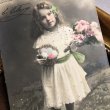 画像1: Postcard 　イースター　卵とお花を持つ白いドレスの女の子　写真　1905年 (1)