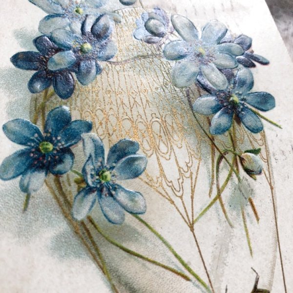 細かな金彩模様が美しい絵です。