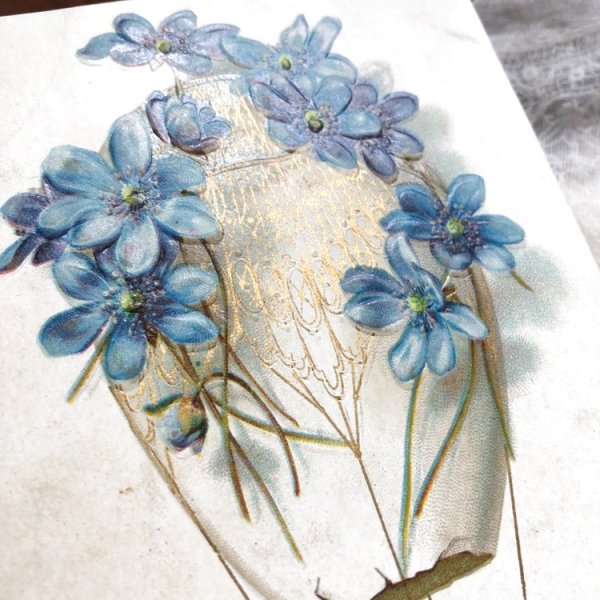 細かな金彩の模様が美しいです。