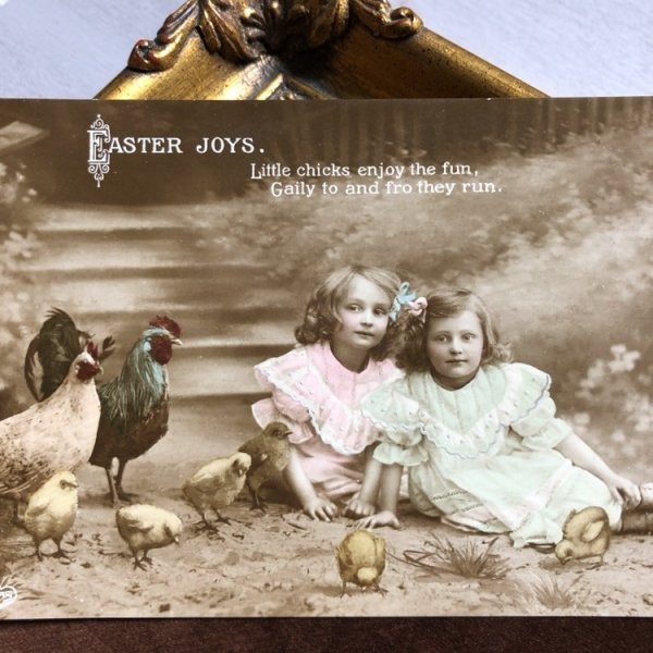 画像1: Postcard 　イースター　ニワトリの家族と2人の女の子　写真　1912年 (1)