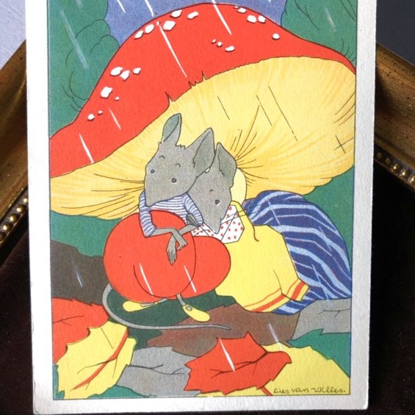 画像1: Postcard　キノコの下で雨宿りをするネズミさん　オランダ1943年 (1)