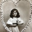 画像1: Postcard　ハートの薔薇のリースと女の子　イギリス1913年　写真 (1)