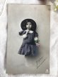 画像2: Postcard 　ラベンダー色のドレスの女の子　フランス1916年 (2)