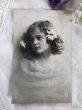 画像2: Postcard 　お花の髪飾りの女の子　イギリス1913年 (2)