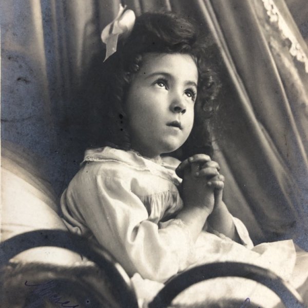 画像1: Postcard 　おやすみ前のお祈りをする女の子　フランス1904年 (1)