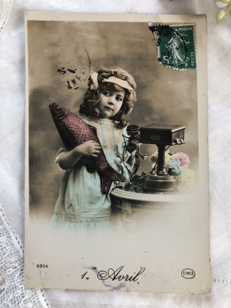 画像2: Postcard  Avril 4月の魚と受話器を持つ女の子 電話機 フランス (2)
