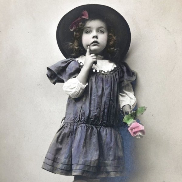 画像1: Postcard 　ラベンダー色のドレスの女の子　フランス1916年 (1)