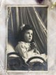 画像2: Postcard 　おやすみ前のお祈りをする女の子　フランス1904年 (2)